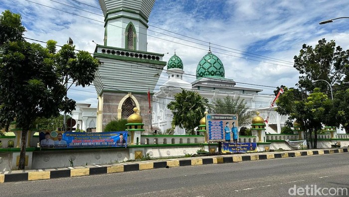 Baliho hingga spanduk yang terpampang di Jalan Ahmad Yani, Bone, Sulsel.