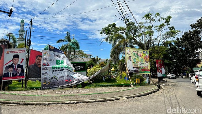 Baliho hingga spanduk yang terpampang di Jalan Ahmad Yani, Bone, Sulsel.