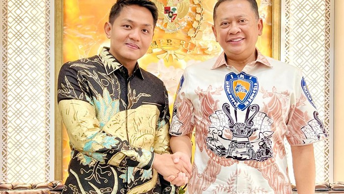 Founder dari IndonesiaJuara Trip, Agung Afif bersama (kanan) Ketua MPR RI, Bambang Soesatyo.