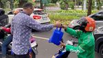 Berbagi Takjil untuk Pengendara yang Lewat