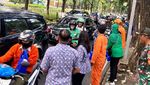 Berbagi Takjil untuk Pengendara yang Lewat