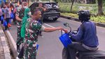 Berbagi Takjil untuk Pengendara yang Lewat