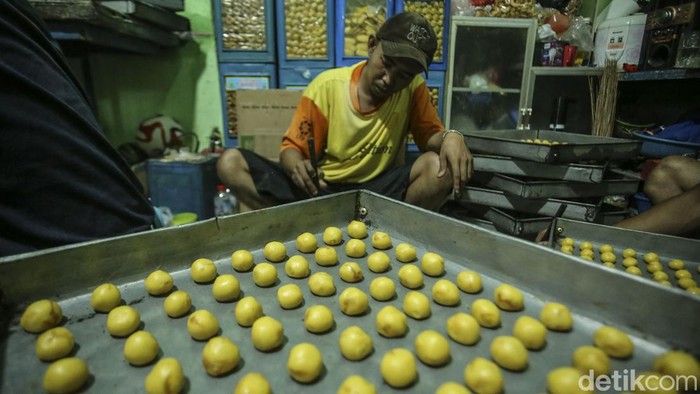 Jelang Lebaran, permintaan kue kering terus meningkat. Salah satunya produksi rumah di kawasan Kwitang, Senen, Jakarta Pusat.