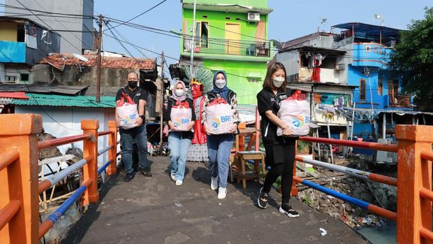 – BRI Group menyelenggarakan berbagai kegiatan sosial serta pemberdayaan masyarakat dalam rangka memaknai bulan suci Ramadan 1444 H. Kegiatan tersebut, di antaranya berbagi puluhan ribu paket sembako melalui program “Berbagi Bahagia Bersama BRI Group”, Pasar Ramadan, hingga mudik gratis dengan berkolaborasi melalui “Mudik Bersama BUMN”.