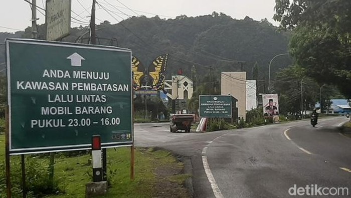 Buka tutup jalur Camba, Maros untuk truk. (Agung/detikSulsel)