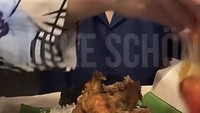 Hari pertama sampai di Indonesia, dirinya sudah rindu berat dengan nasi Padang yang jadi makanan favoritnya. Lauknya ia pilih ayam dan sayur. Foto: Instagram