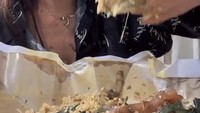 Lagi-lagi makan nasi Padang, dirinya menyantap nasi rames dengan lauk gulai tunjang hingga perkedel dan sambal cabe hijau. Foto: Instagram