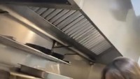 Menyapa para chef dan staff yang tengah masak. Bunda Corla tak gengsi untuk menghampiri mereka ke dapur langsung. Foto: Instagram