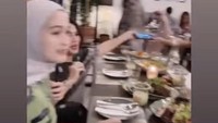 Kemeriahan makanan-makanan enak khas Indonesia dan modern ini, jadi pelengkap acara buka puasa bersama Bunda Corla dan teman-temannya. Foto: Instagram