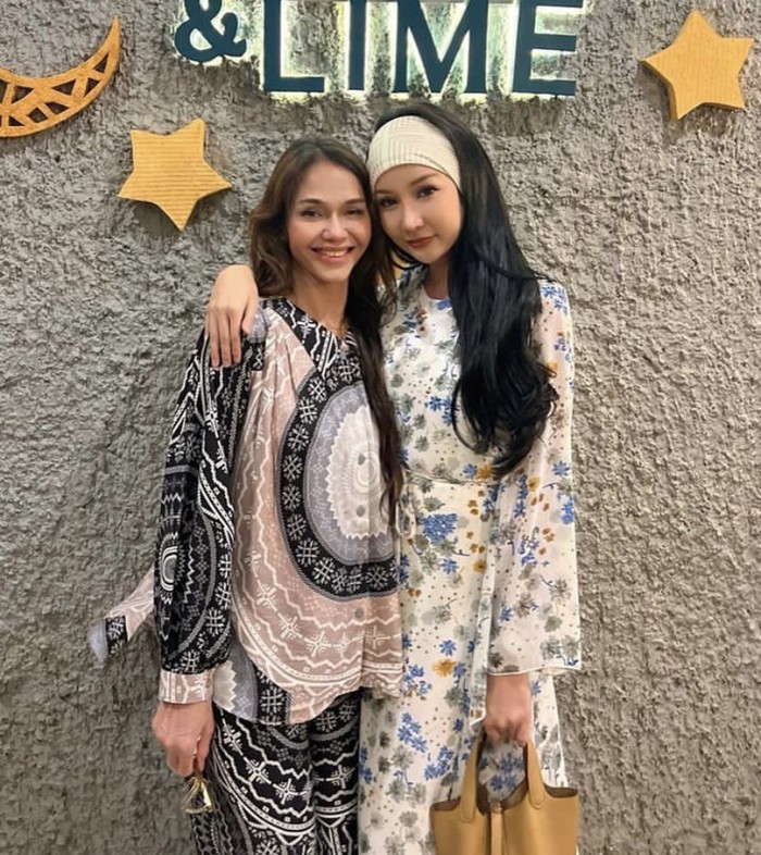 Bunda Corla Mudik ke Indonesia, Berbuka dengan Nasi Padang dan Kolak Pisang Bunda Corla Mudik ke Indonesia, Berbuka dengan Nasi Padang dan Kolak Pisang