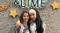 Punya jutaan penggemar di Indonesia, kepulangan Bunda Corla ke Indonesia kembali ditunggu. Kali ini dirinya sibuk bertemu teman-temannya seperti Lucinta Luna. Foto: Instagram
