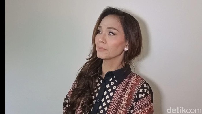Bunda Corla saat ditemui di kawasan studio Trans TV.