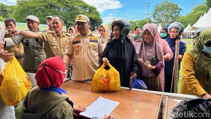 Bupati Bone Andi Fahsar Madhin Padjalangi meninjau pasar murah.