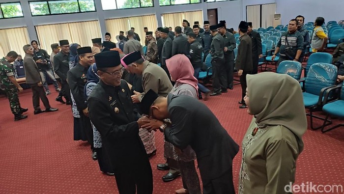Bupati Ciamis Herdiat Sunarya menyalami pejabat yang baru dilantik.