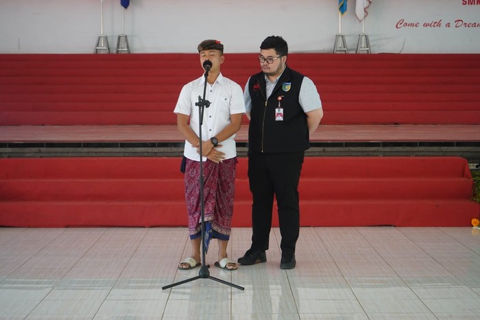 Bupati Kediri Hanindhito Himawan Pramana mengunjungi SMAN 1 Bali Mandara di Kabupaten Buleleng, Bali, Kamis (6/4).