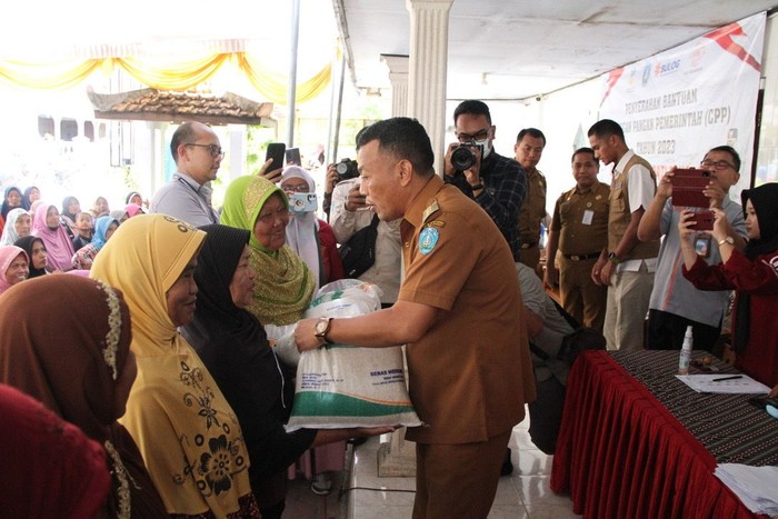 Bupati Ponorogo Sugiri Sancoko saat menyalurkan beras