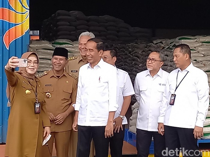 Bupati Sukoharjo Etik Suryani berfoto bersama Presiden Joko Widodo di Bulog Kartasura, Senin (10/4/2023).