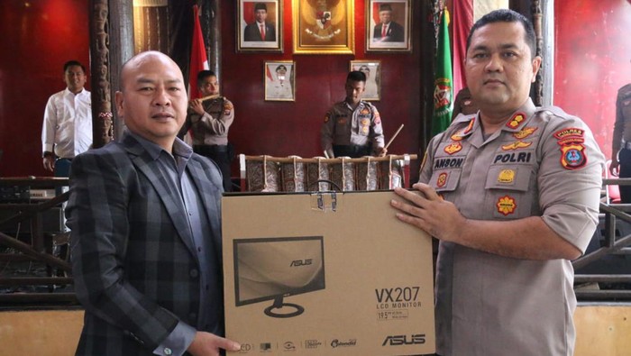 Bupati Taput Nikson Nababan menyerahkan bantuan untuk keperluan tilang elektronik ke Polres Taput