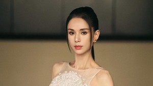 Penampilan awet muda Carman Lee sampai bikin petugas bandara mikir dua kali. Foto: Instagram @carmanlee0816