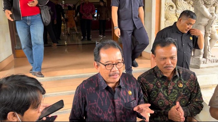 Wagub Bali Tjokorda Oka Artha Ardana Sukawati menanggapi rencana pengenaan pajak bagi turis yang berlibur ke Indonesia.