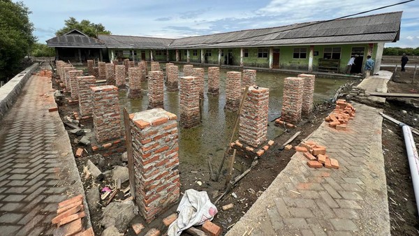 Perjalanan ke Sekolah di Bekasi yang 12 Tahun Tak Bisa Upacara Bendera