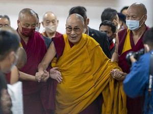 Pro Kontra di Balik Kontroversi Dalai Lama Minta Bocah Isap Lidahnya