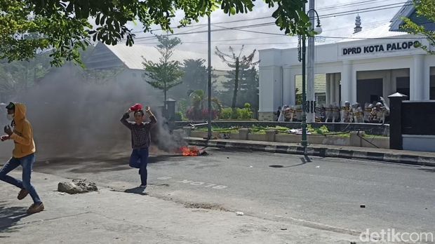 Demo mahasiswa tolak UU Ciptaker di kantor DPRD Palopo berakhir ricuh.
