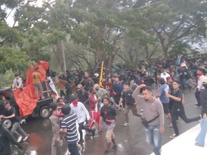 Pagar Kantor DPRD Gorontalo Roboh Buntut Demo Ricuh Tolak UU Ciptaker