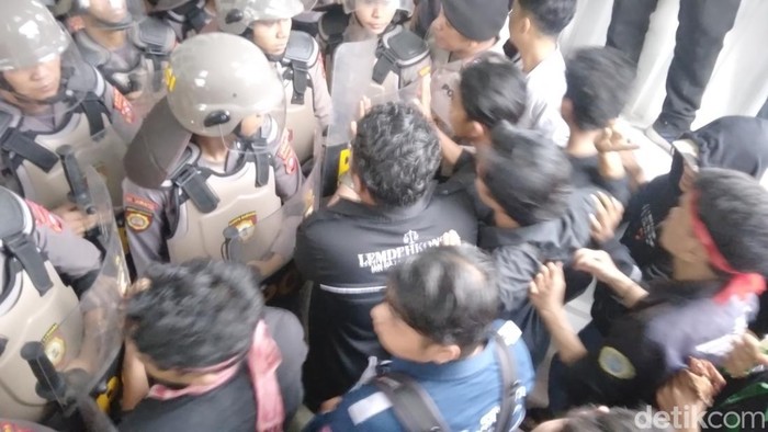 Demo UU Cipta Kerja di Gorontalo ricuh.