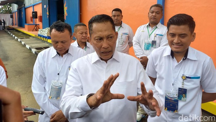 Direktur Utama Bulog Budi Waseso di Gudang Bulog Sukoharjo, Senin (10/4/2023).