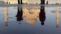 Ini adalah momen mereka saat ke Taj Mahal, India.