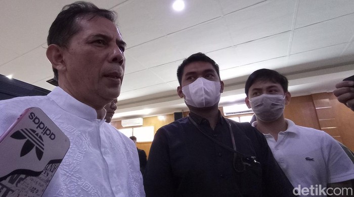 Eks Wali Kota Cimahi Ajay M Priatna usai sidang vonis kasus suap di Pengadilan Tipikor Bandung, Senin (10/4/2023).
