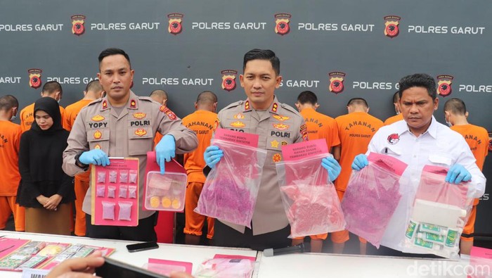Ekspos kasus tembakau sintetis di Polres Garut, Senin (10/4/2023).