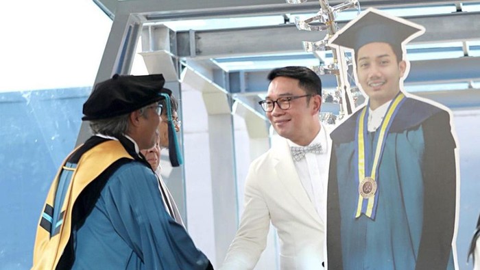 Eril diwisuda di ITB