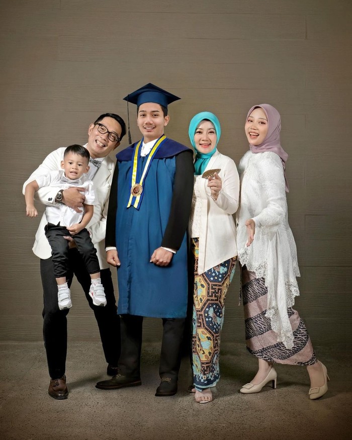Eril diwisuda di ITB Eril diwisuda di ITB