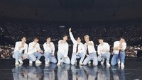 EXO pun berharap bisa terus merayakan hari peringatan debut untuk waktu yang lama. Foto: Fanmeeting EXO di Seoul. (dok. Instagram @kimjuncotton)