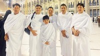 Farel Prayoga menjalankan ibadah umrah bersama beberapa pendampingnya. Farel Prayoga berbeda keyakinan dengan orang tua dan kakaknya. Foto: dok. Instagram Farel Prayoga