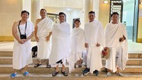Ini ketika Farel Prayoga bersama rombongan mengambil miqat. Di mana dia mulai berpakaian ihram dan melaksanakan salat sunnah 2 rakaat di lokasi miqat, mengucapkan niat, dan bertolak menuju Makkah. Foto: dok. Instagram Farel Prayoga