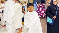 Farel Prayoga foto dengan latar belakang Kabah. Pada momen ini Farel baru saja menjalani tawaf wada. Foto: dok. Instagram Farel Prayoga