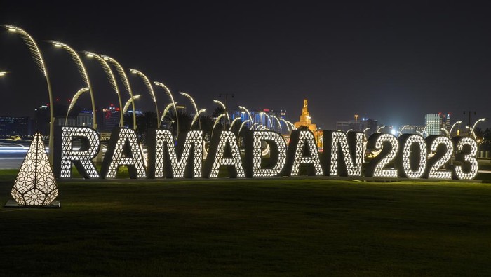 Festival Lampu Ramadan Hiasi Jalanan Kota Doha Newly installed lights on the Doha Corniche as part of the Doha Ramadan Lights Festival 2023 for the holy month of Ramadan in Doha,Qatar on 09 April 2023. (Photo by Noushad Thekkayil/NurPhoto via Getty Images)