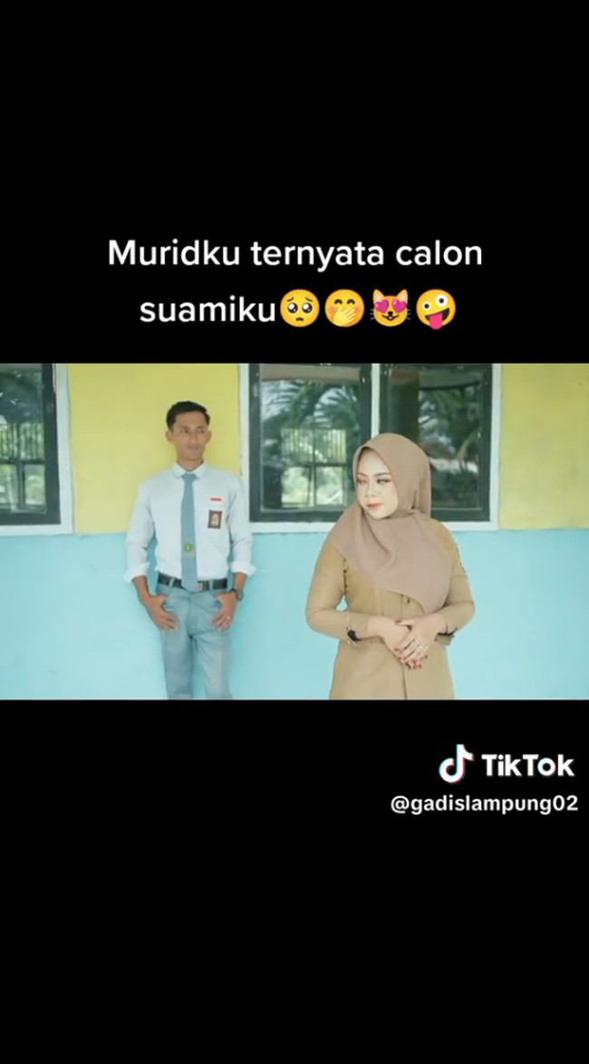 Anak bungsu dari dua orang bersaudara ini menceritakan tentang awal mula hubungannya dengan Sofyan. Dia mengaku hubungan cintanya dengan Sofyan berawal dari iseng dan dianggapnya sekadar cinta monyet. Saat itu status kami masih sebagai guru dan murid. Sebenarnya kisah itu berawal dari iseng dan sekadar cinta monyet. Banyak juga lika-liku dalam hubungan kami sampai mengakibatkan break, tapi kembali lagi ke takdir ya, sejauh apapun kita melangkah dan sesibuk apapun kita mencari kalau sudah jodoh ya tetap ada jalan nya. Kami break pun tidak pernah lama, mungkin sebulan, dua bulan dan akhirnya tetap kembali lagi, tuturnya panjang lebar. Foto: Dok. TikTok @gadislampung02.
