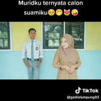 Anak bungsu dari dua orang bersaudara ini menceritakan tentang awal mula hubungannya dengan Sofyan. Dia mengaku hubungan cintanya dengan Sofyan berawal dari iseng dan dianggapnya sekadar cinta monyet. Saat itu status kami masih sebagai guru dan murid. Sebenarnya kisah itu berawal dari iseng dan sekadar cinta monyet. Banyak juga lika-liku dalam hubungan kami sampai mengakibatkan break, tapi kembali lagi ke takdir ya, sejauh apapun kita melangkah dan sesibuk apapun kita mencari kalau sudah jodoh ya tetap ada jalan nya. Kami break pun tidak pernah lama, mungkin sebulan, dua bulan dan akhirnya tetap kembali lagi, tuturnya panjang lebar. Foto: Dok. TikTok @gadislampung02.