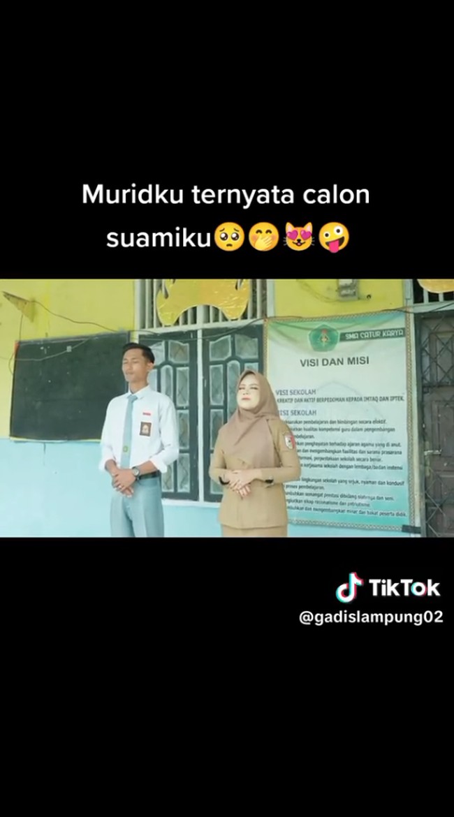 Nita mengaku saat awal mengajar Sofyan, mereka tidak langsung menjalin hubungan. Setelah berapa bulan mengajar baru mulai ada benih-benih cinta di antara mereka. Ia juga mengungkapkan hubungannya yang pernah break dengan Sofyan. Karena LDR, saya ditinggal merantau, pernah juga saya tinggal berkunjung ke rumah nenek. Alasannya kenapa break? Karena kami sama-sama tidak bisa menjalani hubungan jarak jauh, terangnya. Foto: Dok. TikTok @gadislampung02.