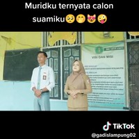 Nita mengaku saat awal mengajar Sofyan, mereka tidak langsung menjalin hubungan. Setelah berapa bulan mengajar baru mulai ada benih-benih cinta di antara mereka. Ia juga mengungkapkan hubungannya yang pernah break dengan Sofyan. Karena LDR, saya ditinggal merantau, pernah juga saya tinggal berkunjung ke rumah nenek. Alasannya kenapa break? Karena kami sama-sama tidak bisa menjalani hubungan jarak jauh, terangnya. Foto: Dok. TikTok @gadislampung02.