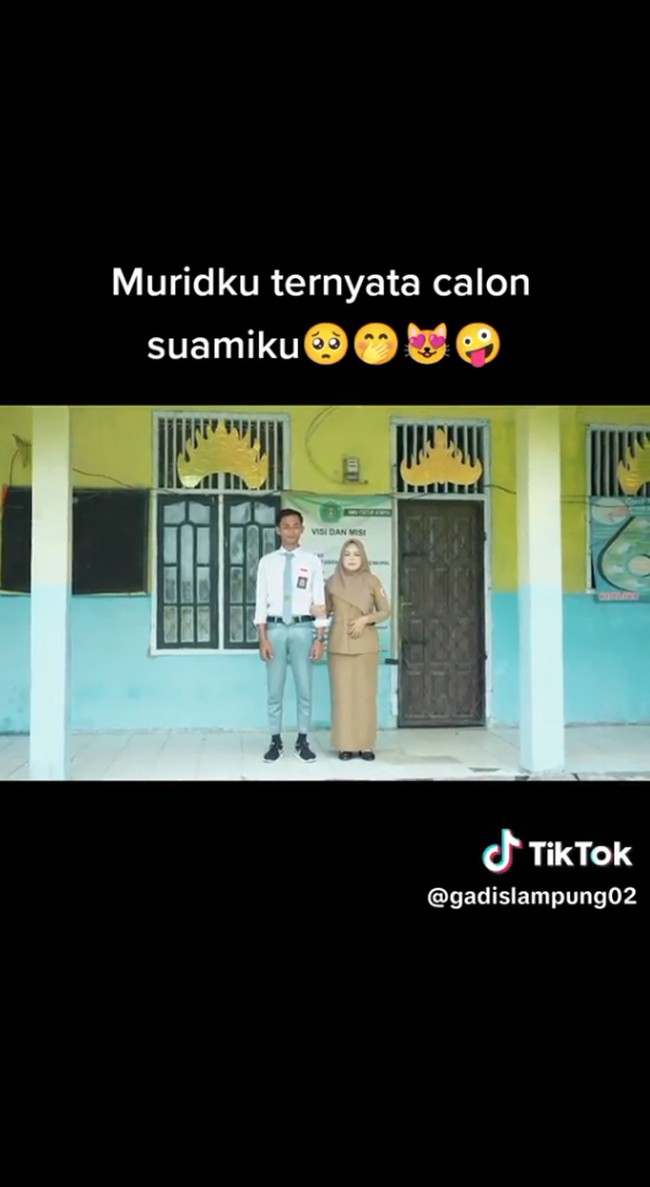 Video kisah cintanya viral di media sosial, Nita mengaku menerima komentar negatif tentang hubungannya dengan Sofyan. Agak kaget ya karena banyak yang julid tanpa mencari tahu terlebih dahulu tentang cerita yang sebenarnya, tapi nggak papa sih karena memang itu lah tugas netizen. Tapi sisi lain banyak juga yang support dan mendoakan untuk hubungan kami selanjutnya, tutup Nita. Foto: Dok. TikTok @gadislampung02.