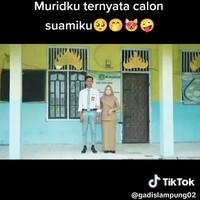 Video kisah cintanya viral di media sosial, Nita mengaku menerima komentar negatif tentang hubungannya dengan Sofyan. Agak kaget ya karena banyak yang julid tanpa mencari tahu terlebih dahulu tentang cerita yang sebenarnya, tapi nggak papa sih karena memang itu lah tugas netizen. Tapi sisi lain banyak juga yang support dan mendoakan untuk hubungan kami selanjutnya, tutup Nita. Foto: Dok. TikTok @gadislampung02.