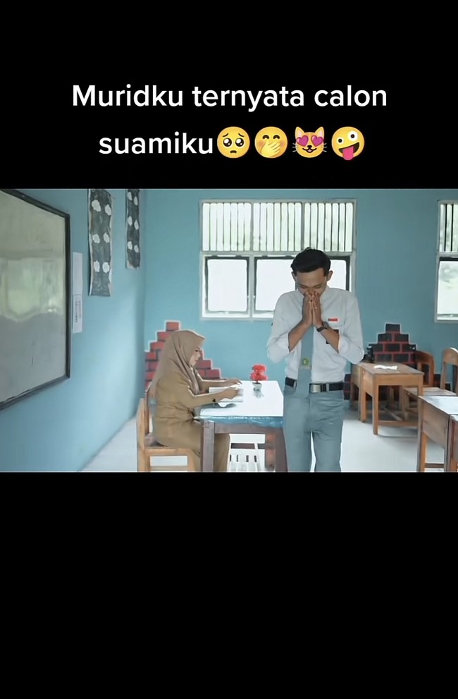 I a memperlihatkan video yang menggambarkan tentang ilustrasi kisah cintanya. Seolah-olah Nita Nur Istiqomah sedang mengajar di kelas dan muridnya memberikan sepucuk surat yang isinya mengajak Nita untuk menikah. Logika memang telah menyerah tapi rasa selalu tak mau kalah. Sesungguhnya cinta tidak buta, ia hanya melumpuhkan logika, tulis akun TikTok @gadislampung02.Foto: Dok. TikTok @gadislampung02.