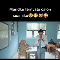 I a memperlihatkan video yang menggambarkan tentang ilustrasi kisah cintanya. Seolah-olah Nita Nur Istiqomah sedang mengajar di kelas dan muridnya memberikan sepucuk surat yang isinya mengajak Nita untuk menikah. Logika memang telah menyerah tapi rasa selalu tak mau kalah. Sesungguhnya cinta tidak buta, ia hanya melumpuhkan logika, tulis akun TikTok @gadislampung02.Foto: Dok. TikTok @gadislampung02.