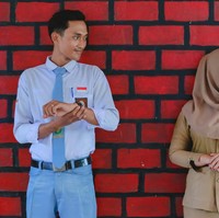 Wolipop mengonfirmasi Nita Nur Istiqomah yang mengunggah kisah cintanya dengan muridnya di TikTok. Ia mengatakan sudah menjadi guru sejak tahun 2018 dan mengajar mata pelajaran PKN dan Sejarah Indonesia. Video itu di ambil di salah 1 SMA swasta di Tulang Bawang, Bandar Lampung di tempat di mana pertama kali saya dan pasangan bertemu dan video itu dibuat tanggal 2 April 2023, kata Nita kepada Wolipop lewat WhatsApp. Foto: Dok. pribadi Nita Nur Istiqomah.