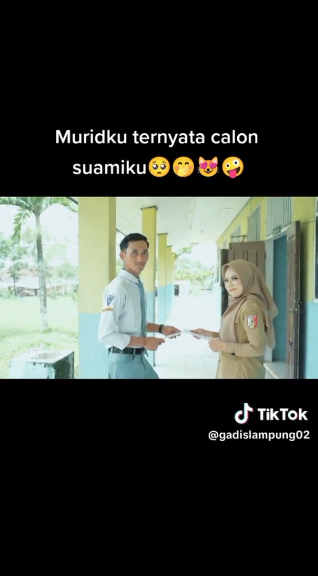 Kisah guru yang akan menikah dengan muridnya sendiri ini viral di media sosial. Kisah keduanya mulai viral di media sosial berawal dari akun TikTok @gadislampung02. Ialah Nita Nur Istiqomah yang tak menyangka ternyata jodohnya adalah muridnya sendiri. Muridku ternyata calon suamiku, tulis keterangan video akun TikTok @gadislampung02.  Foto: Dok. TikTok @gadislampung02.